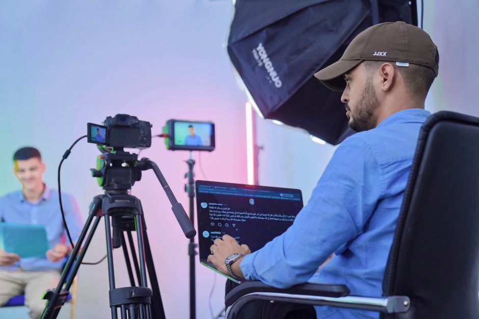 Unternehmerin bereitet sich auf Interview-Aufnahme im Studio vor