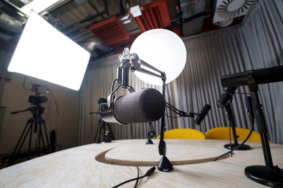 Regisseurin überwacht Kameramonitor am Studio-Set