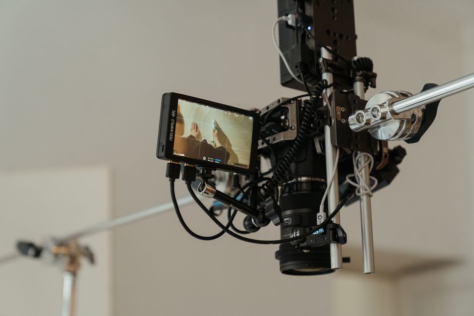 Moderatorin vor professionellem Studio-Hintergrund bei Interview-Produktion